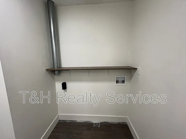 1124 S East St — Photo 11