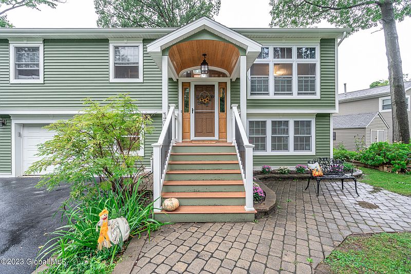 3rd image of 102 Woodview Court