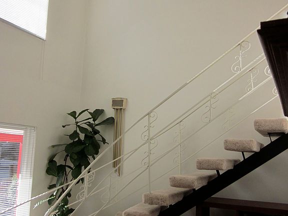 Entry/curved stairs