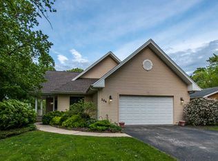 304 Oakleaf Rd, Lake In The Hills, IL 60156