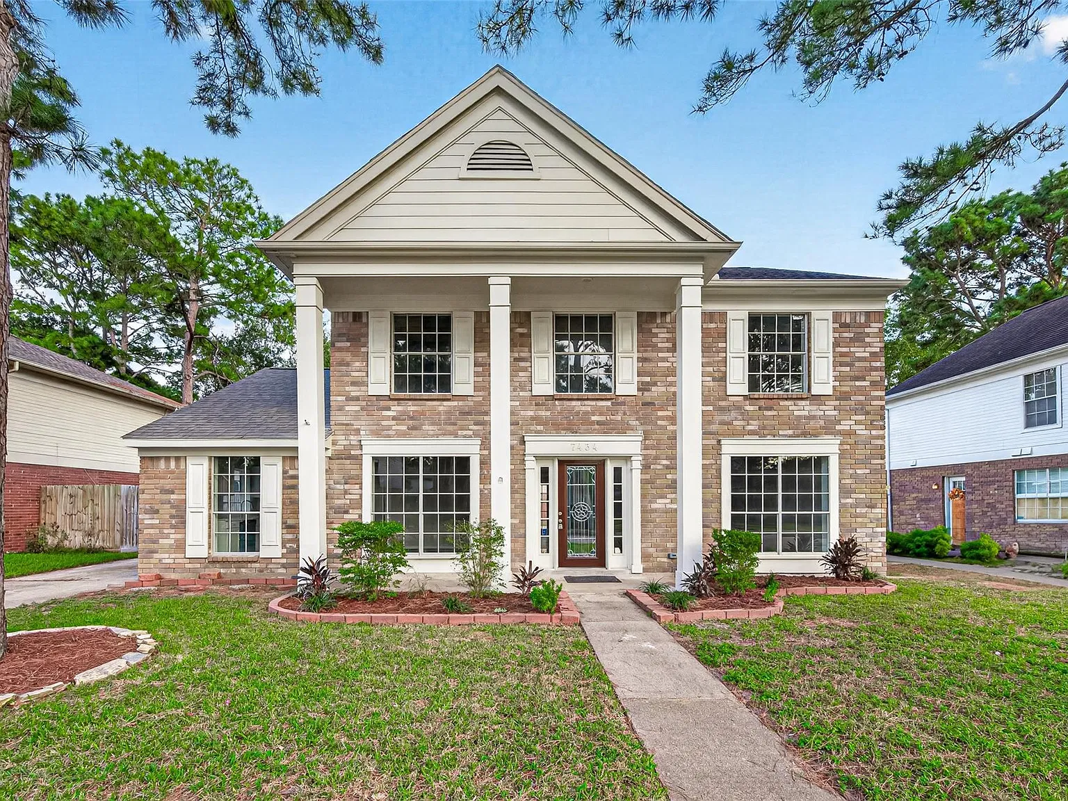 4 bed, 2.5 bath, 2364 sqft, $2,800 — Photo 1