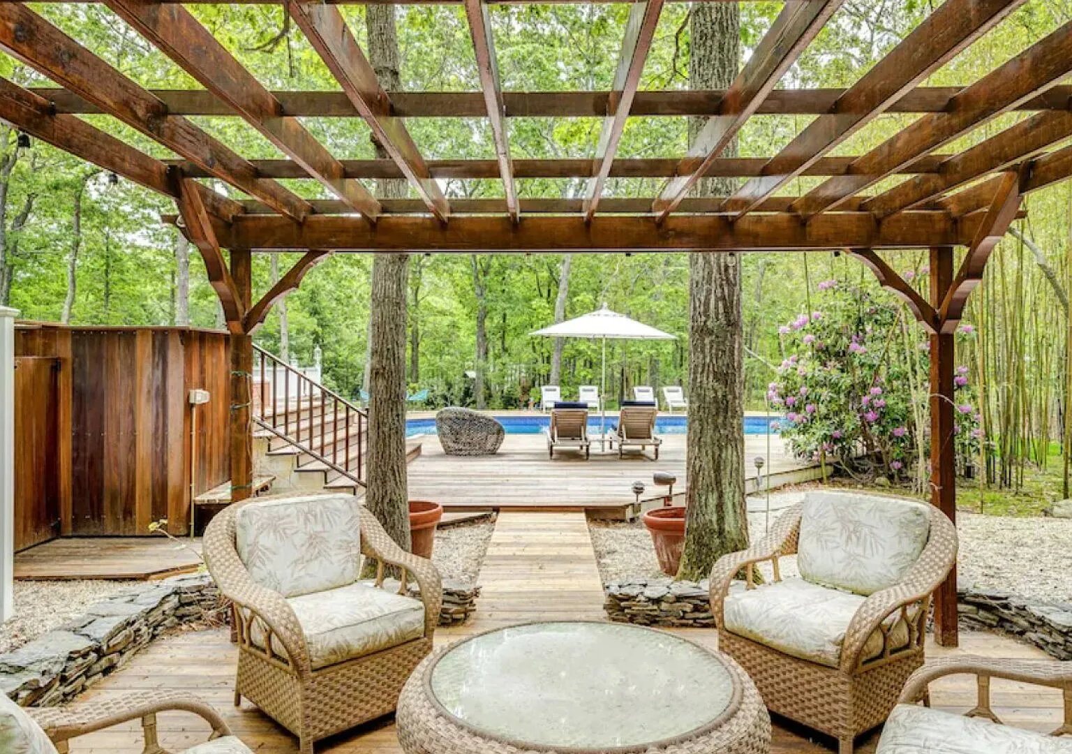 Contemporary retreat on 1.4 wooded acres with private pool — Photo 3