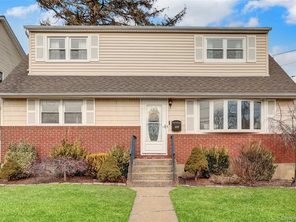 3887 Hudson Avenue, Seaford, NY 11783