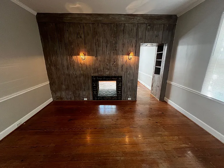 1022 Henderson St — Photo 5