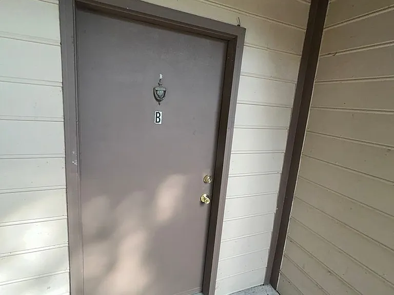 1718 Horseshoe Dr — Photo 1