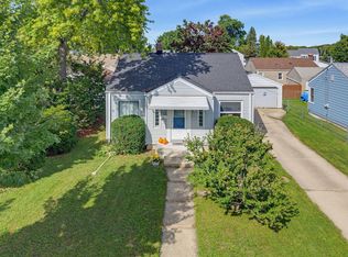325 E Gauer Cir, Milwaukee, WI 53207