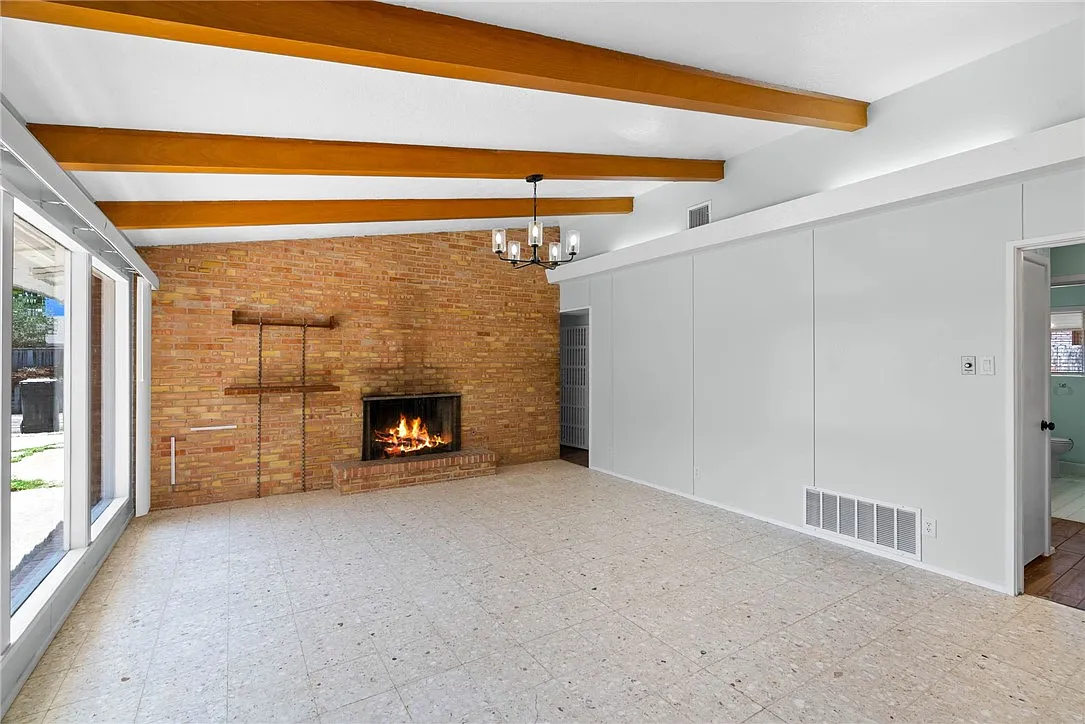 3 bed, 2.5 bath, 2303 sqft, $2,800 — Photo 2