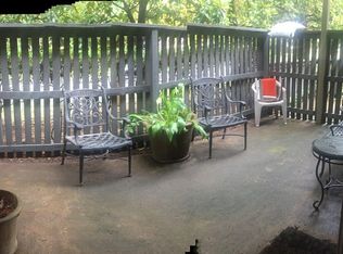 738 Forest Lake Dr, Memphis, TN 38117