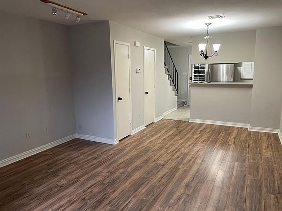 2nd image of 625 Carriagehouse Ln APT 4