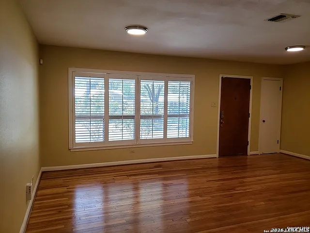 514 Adrian Dr — Photo 5