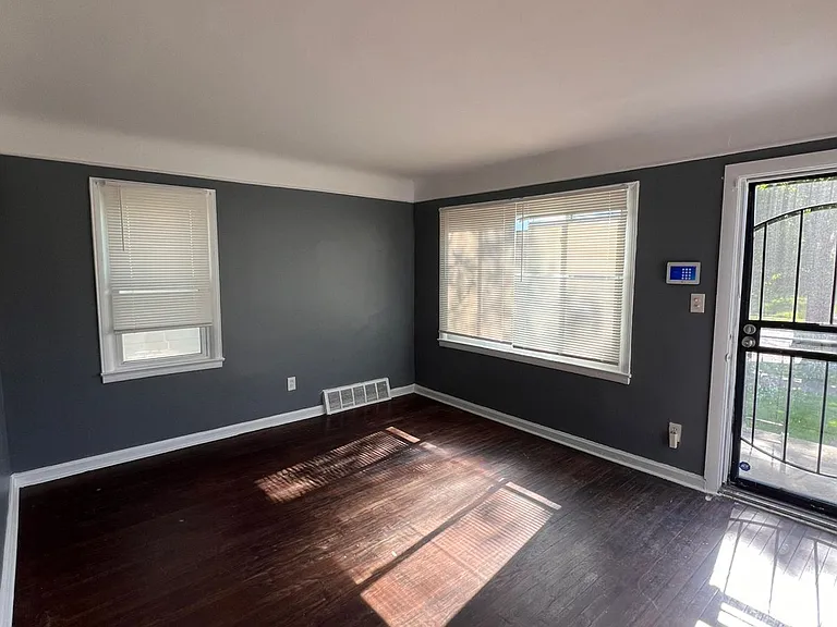 8832 Vaughan St — Photo 7