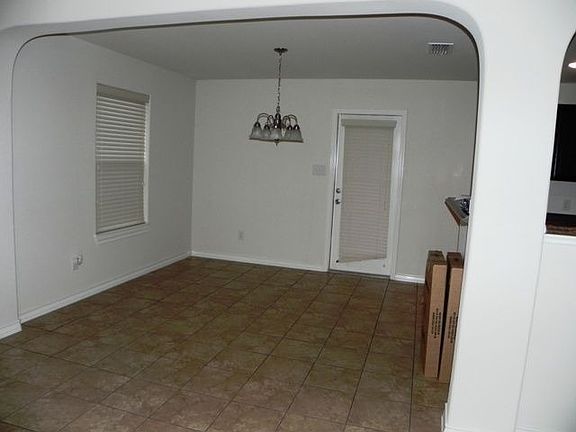 5th image of 403 Kika De La Garza St