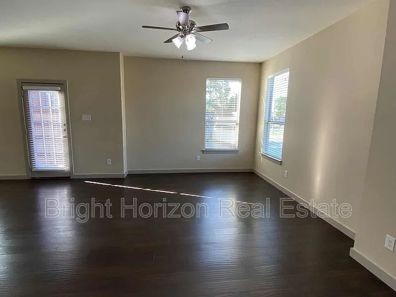 2 bed, 2.5 bath, 1350 sqft, $1,650 — Photo 3