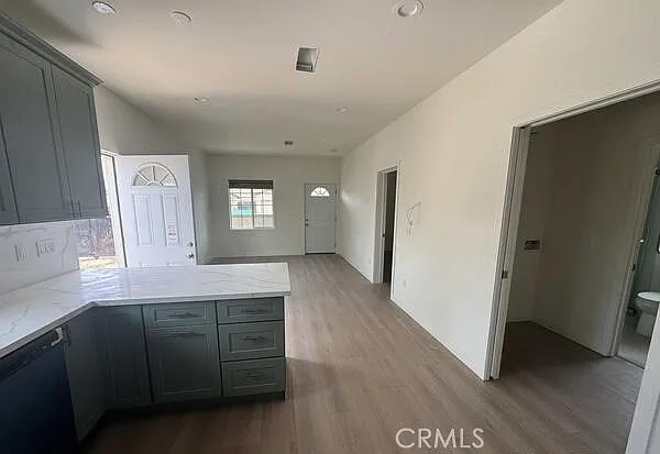 2 bed, 800 sqft, $2,700 — Photo 2