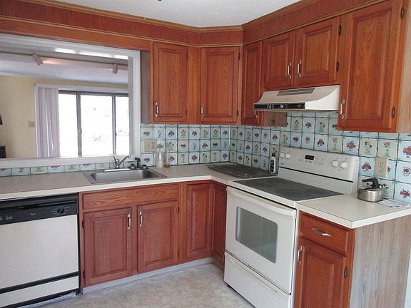 5th image of 13 Chestnut Cir