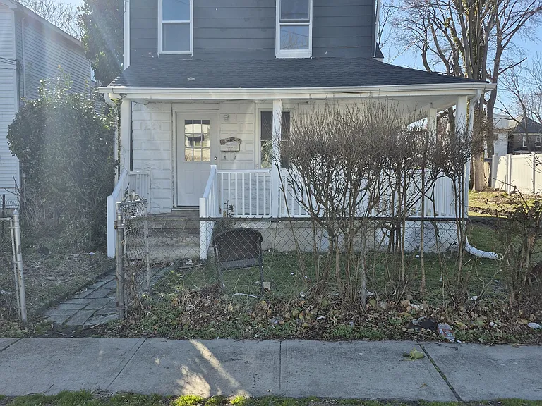Borden Ave — Photo 1
