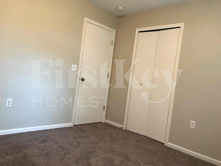 2137 Featherwood Dr W — Photo 9