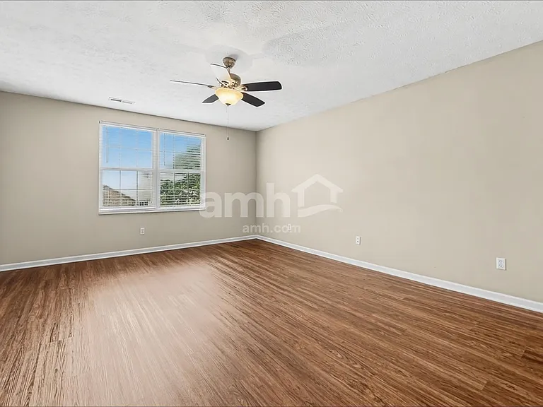 220 Hartford Ct — Photo 9
