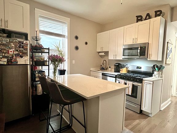 2nd image of 2225 N Leavitt St #1R