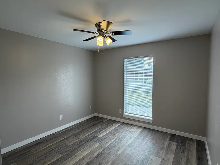 208 Hollie Cir — Photo 6