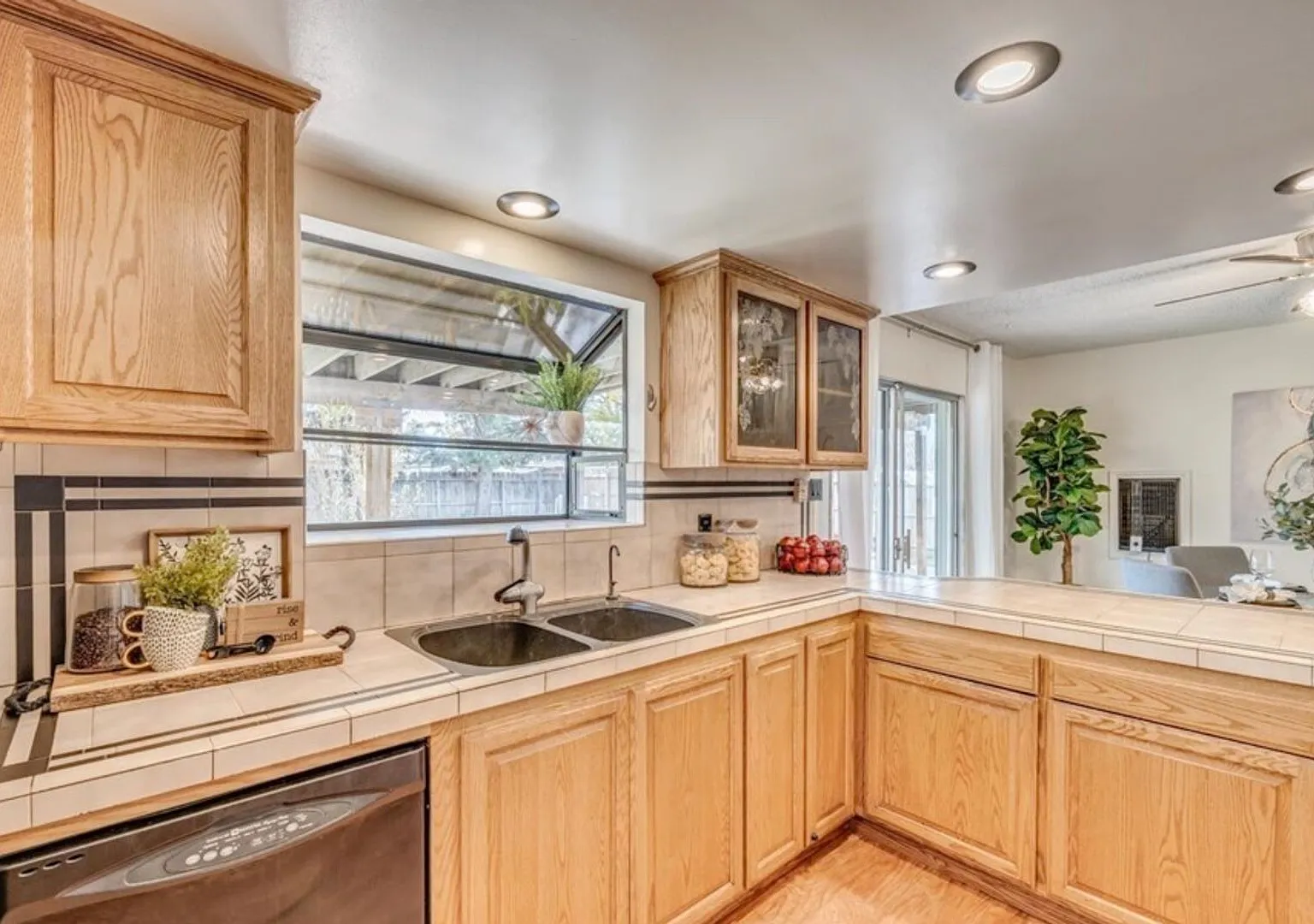 Sparks - Huge Yard - Great 3 Bed 2 Bath Home! — Photo 3