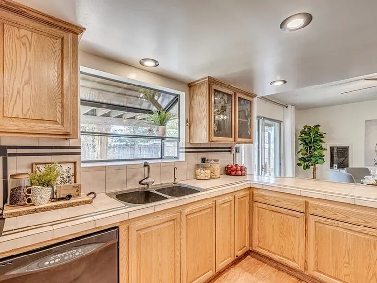 1753 Meadowvale Way — Photo 3