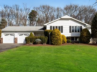 31 Sherwood Rd, Manalapan, NJ 07726