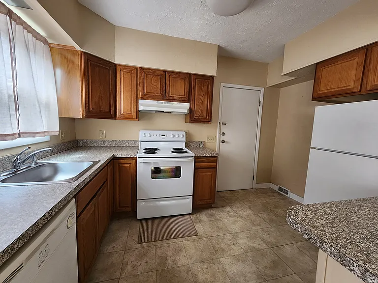 1380 Webb Rd — Photo 5