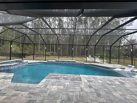 Custom pool w/spa