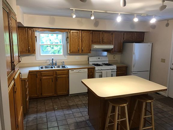 3rd image of 816 Chittenden Dr