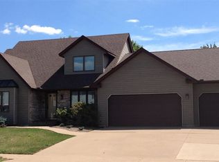 3711 Deer Springs Dr, Bettendorf, IA