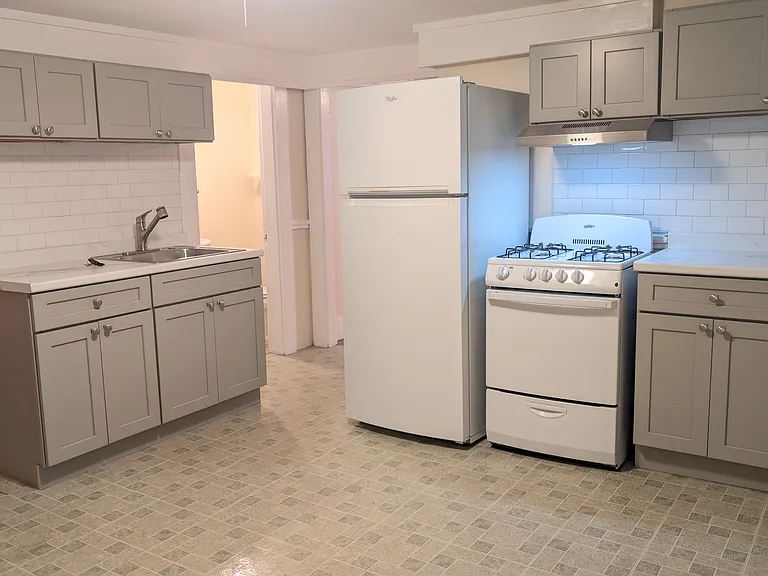 6 Clinton St #B — Photo 2