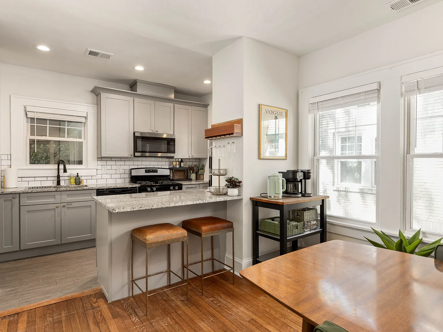 1 bed, 950 sqft, $3,350 — Photo 3
