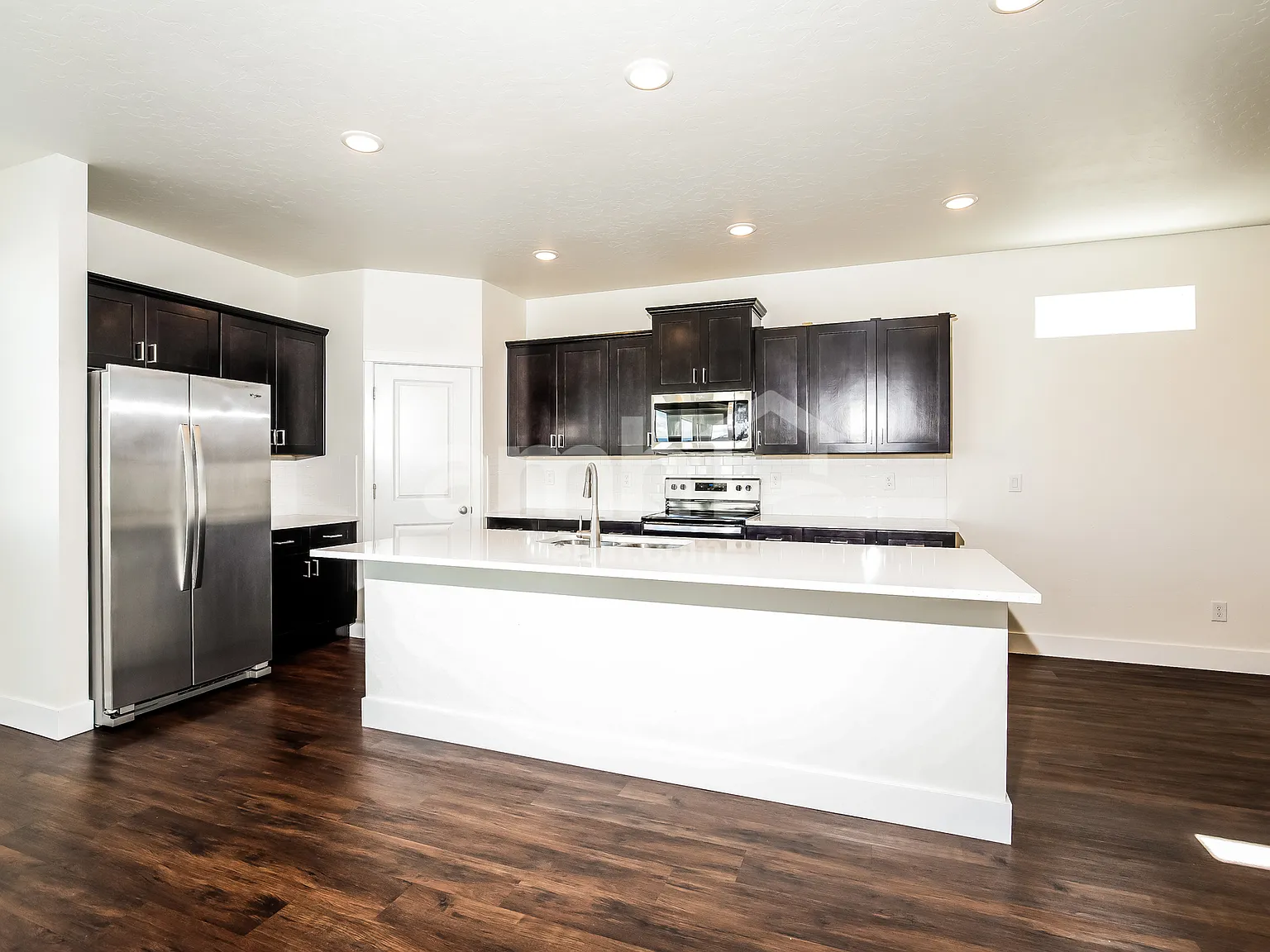 3 bed, 2.5 bath, 1889 sqft, $2,655 — Photo 3