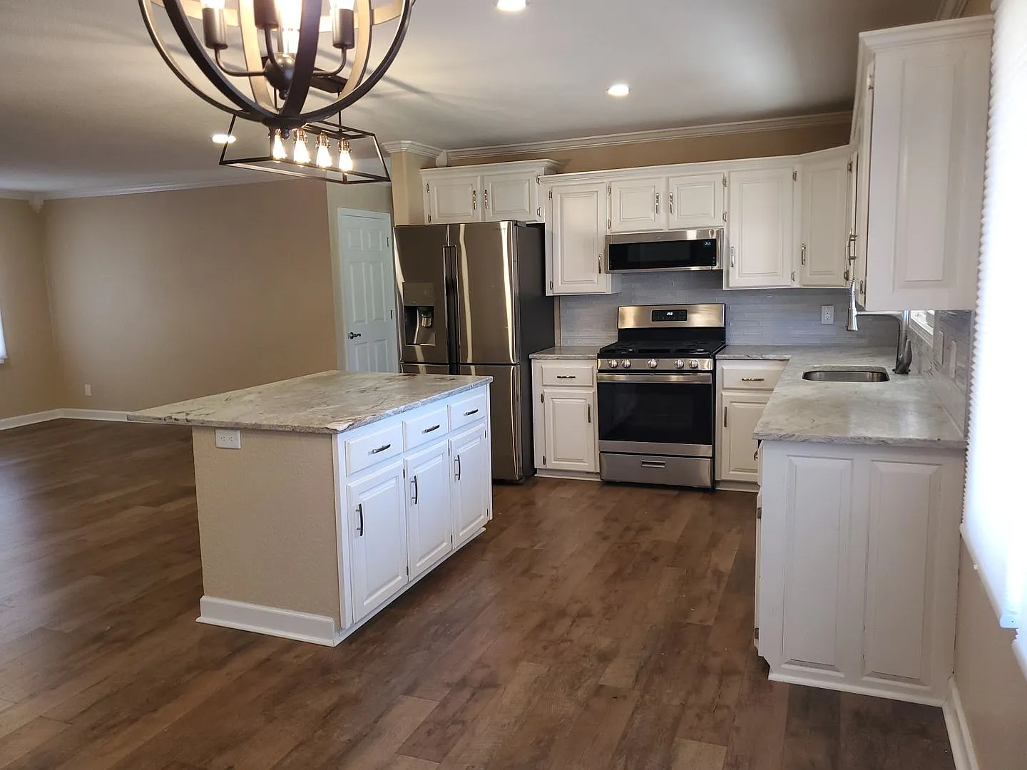 Beautiful Family Home with Neighborhood Lake Access — Photo 3