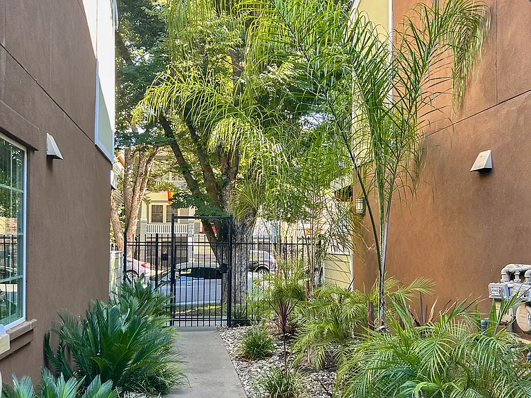Capitol Lanai — Photo 16