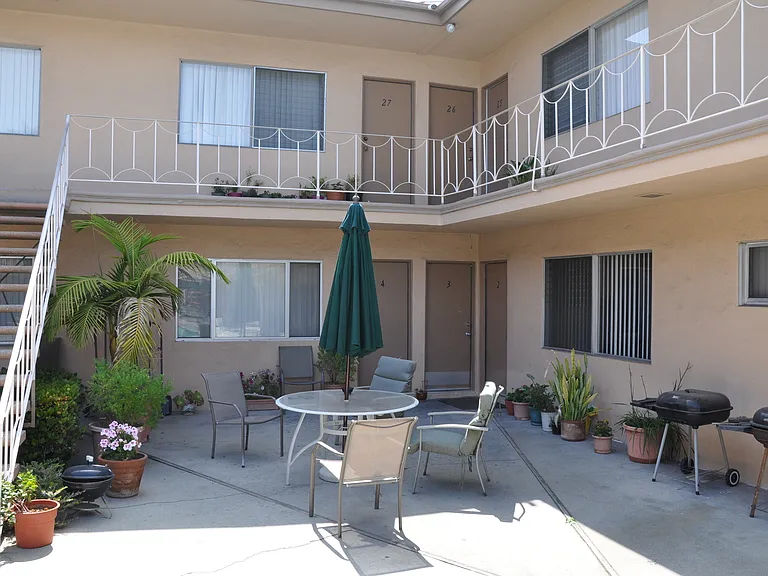 Royal Palms Apartments — Photo 20