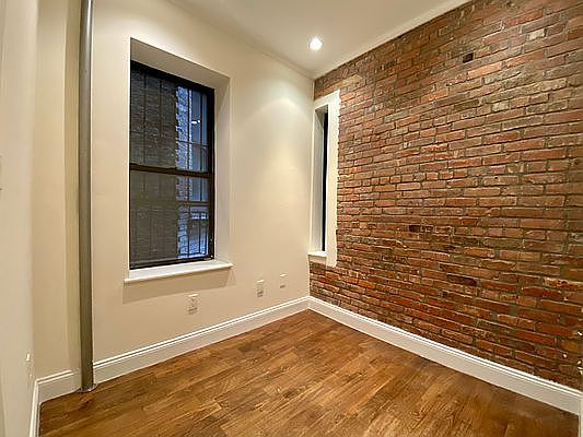 2nd image of 610 E 9th St #2R2