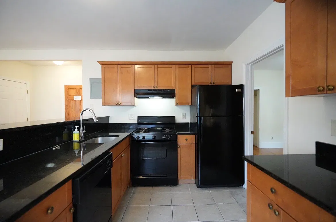 3 bed, 9999 sqft, $3,200 — Photo 4