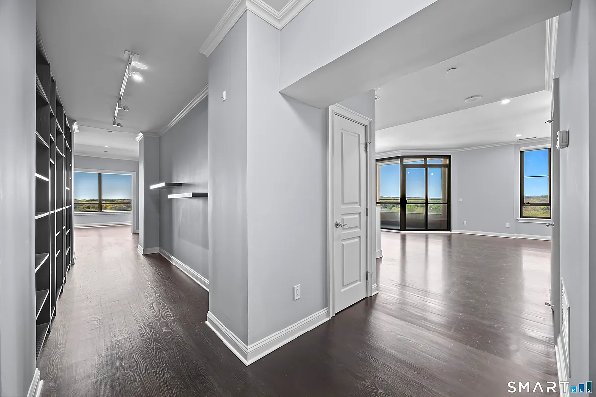 Building Photo - 100 Parrott Dr #1106