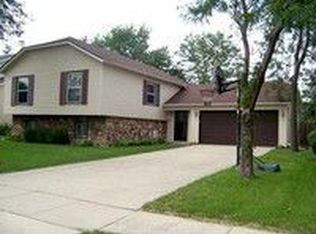 4 Spring Valley Ln, Streamwood, IL 60107