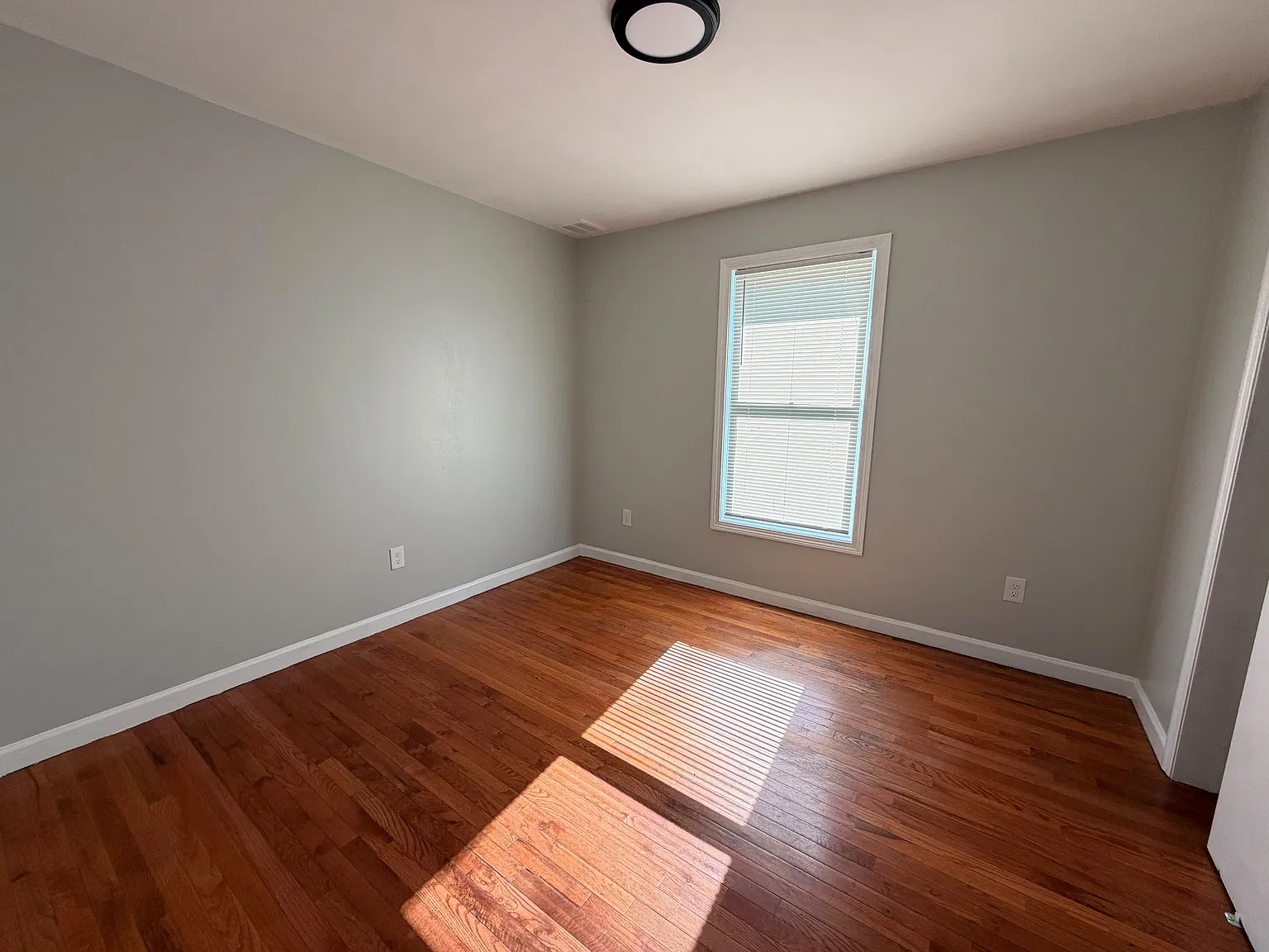 4 bed, $2,300 — Photo 2