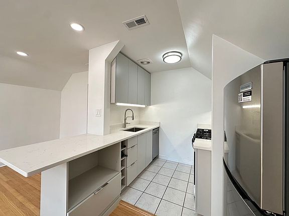 4th image of 646 W Fullerton Pkwy #4