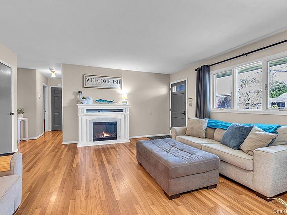 5th image of 128 Wyandanch Road