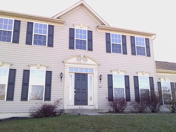 3rd image of 221 Courtney Dr