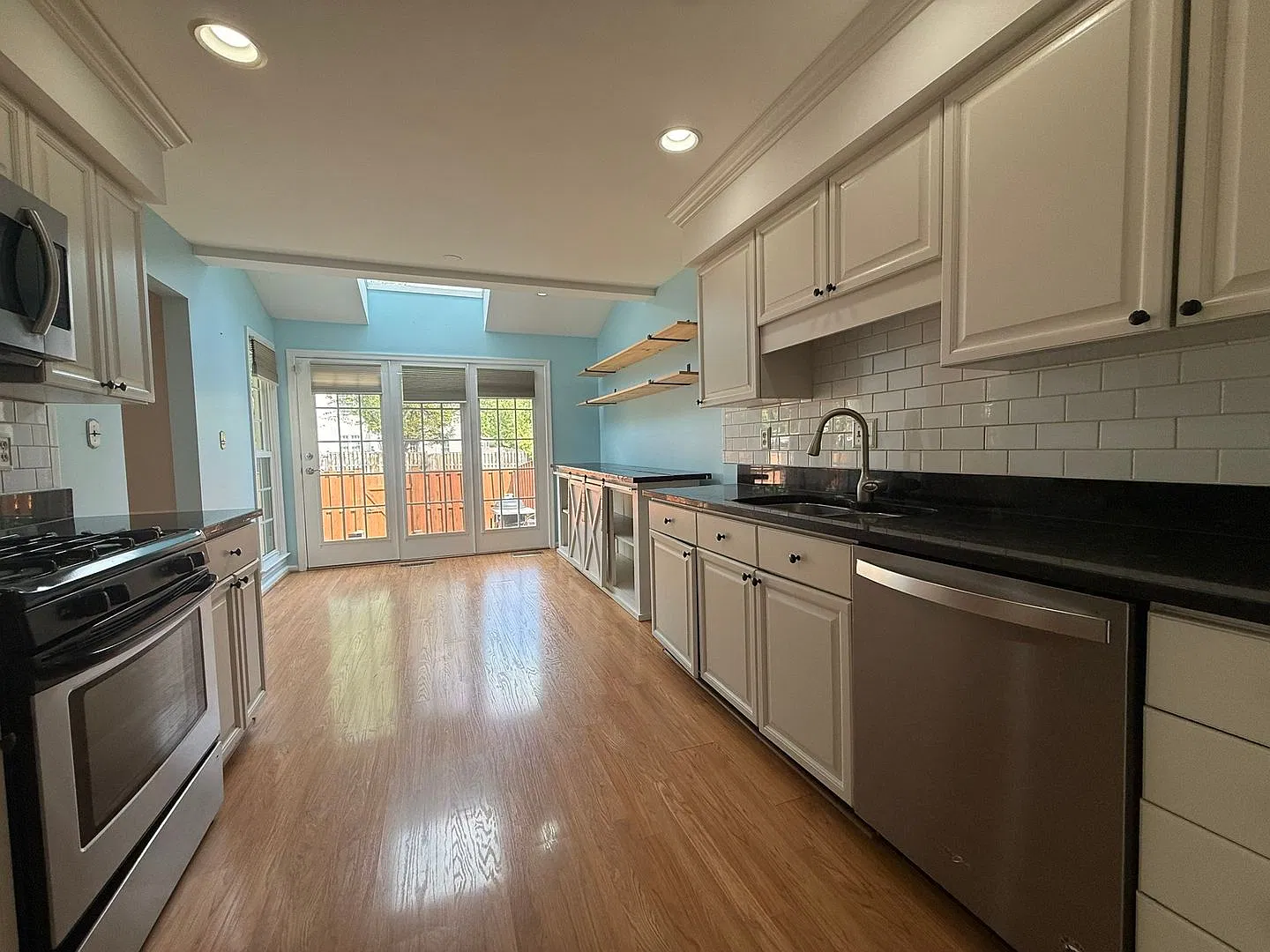 Fenced Immaculate End-Unit 2500SF Kingstowne — Photo 4