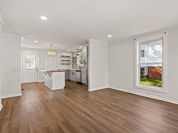 8th image of 12 Hudson St