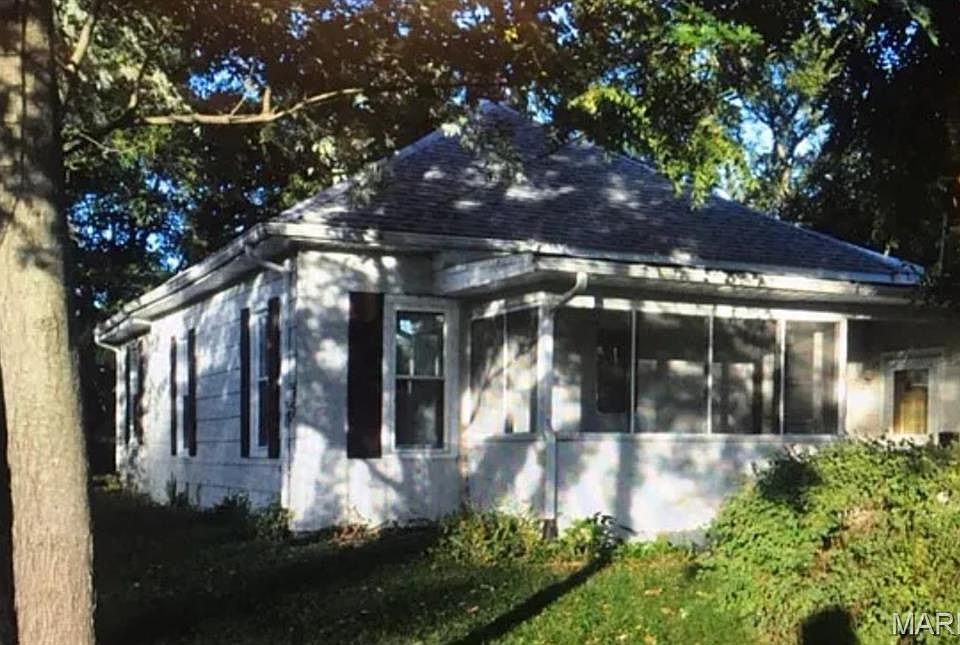 1st image of 900 Sarah St