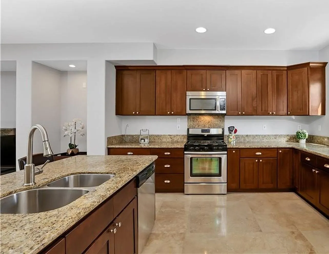 Beautiful 4-Bedroom Torrance Home with Open Floor Plan & Entertainer's Backyard — Photo 4