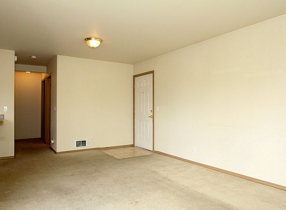 3rd image of 1661 16th Ave Ne #d